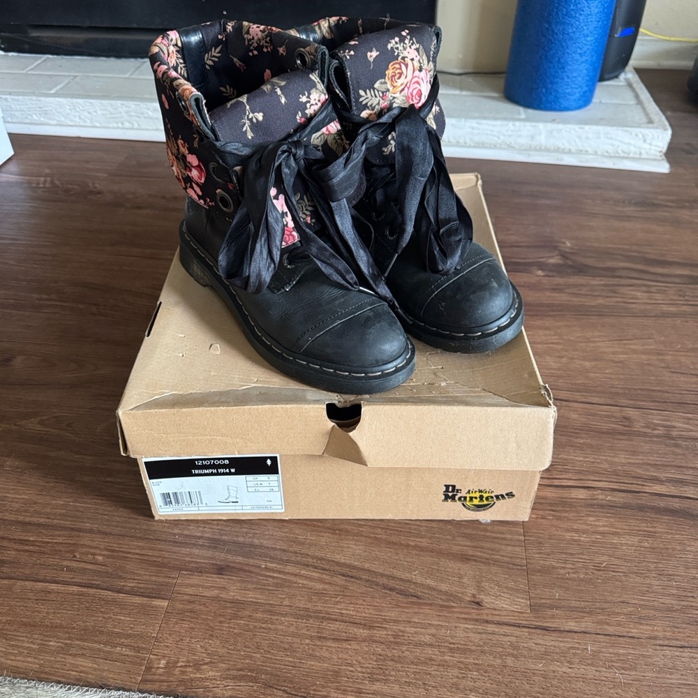 Dr Martens Triumph Black Boots